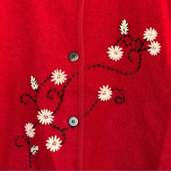 🌼 Red 100% wool cardigan with white  daisies embroidered - Picture 5 of 7